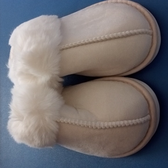 Luxuriously Soft Furry Ivory Slippers Size XL - Picture 1 of 5